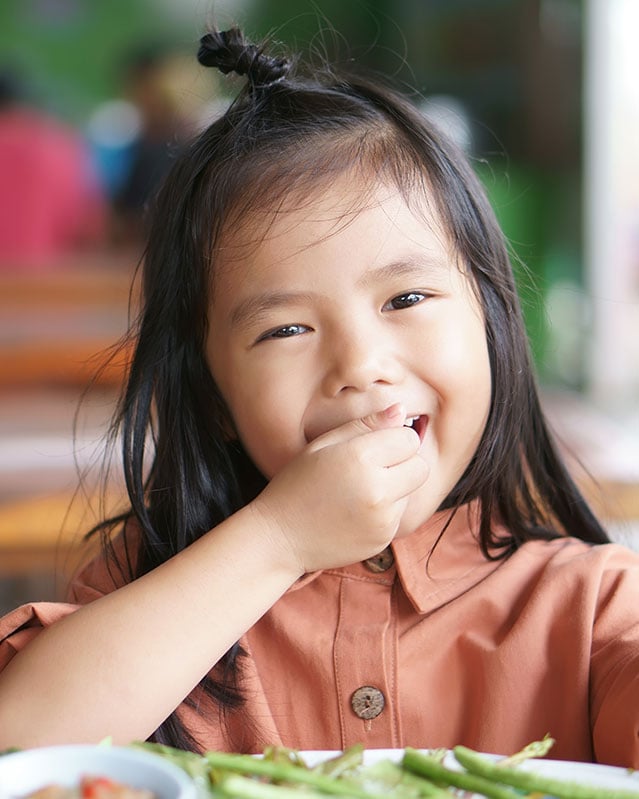girl_toddler_asparagus