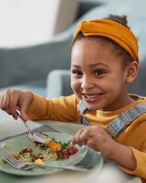 girl_toddler_eating